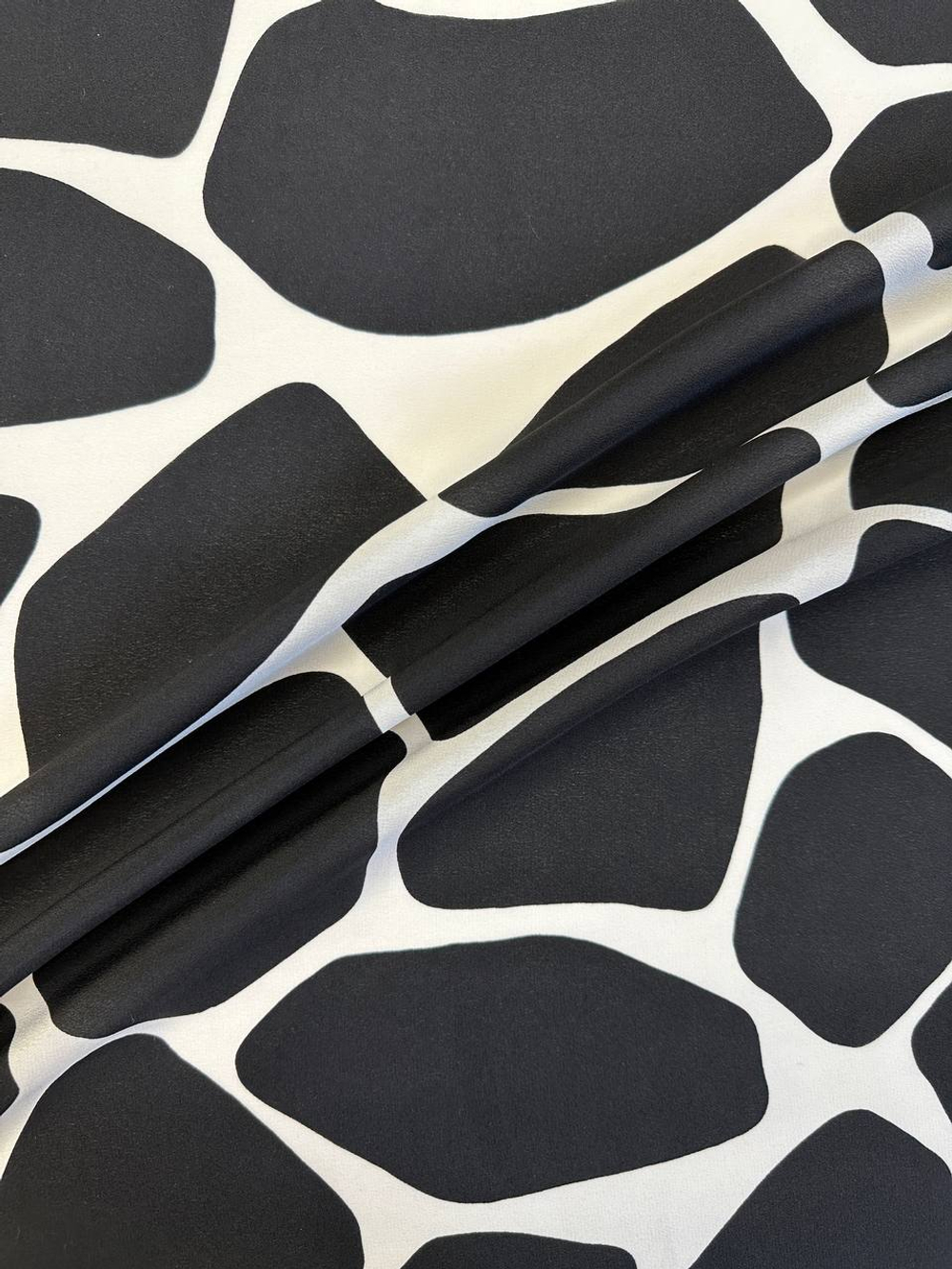 Шелк креп Valentino белый с черным анималистичным принтом