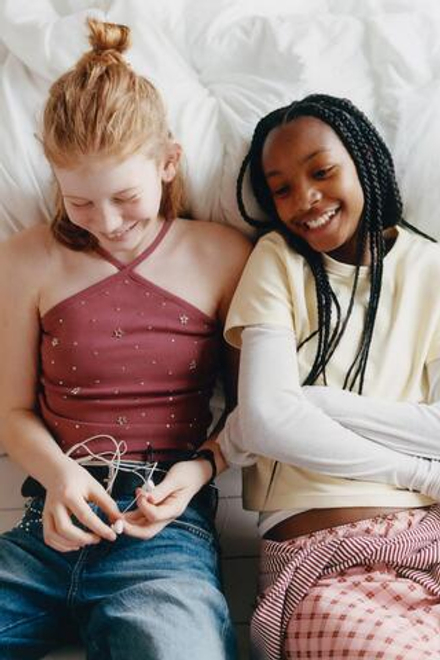 ZARA ТОП С ГОРЛОВИНОЙ ХАЛТЕР И ЗАКЛЕПКАМИ, ГРАНАТОВЫЙ