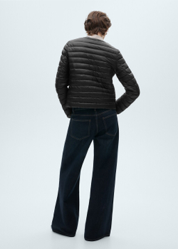 Короткий стеганый анорак с карманами