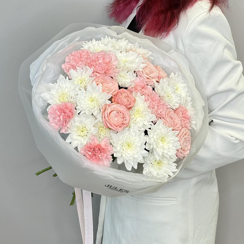 «Мягкое свечение» сборный букет с кустовой розой мадам бомбастик, диантусами и хризантемой