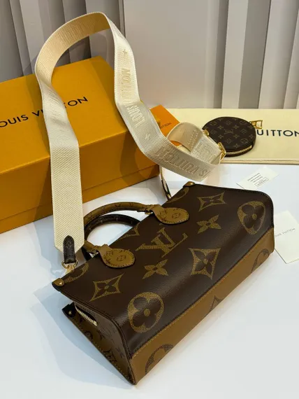 Женская сумка-тоут Louis Vuitton On The Go East West из двух видов канвы Monogram