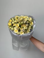 Букет из кустовых роз в желтом оттенке и ромашки