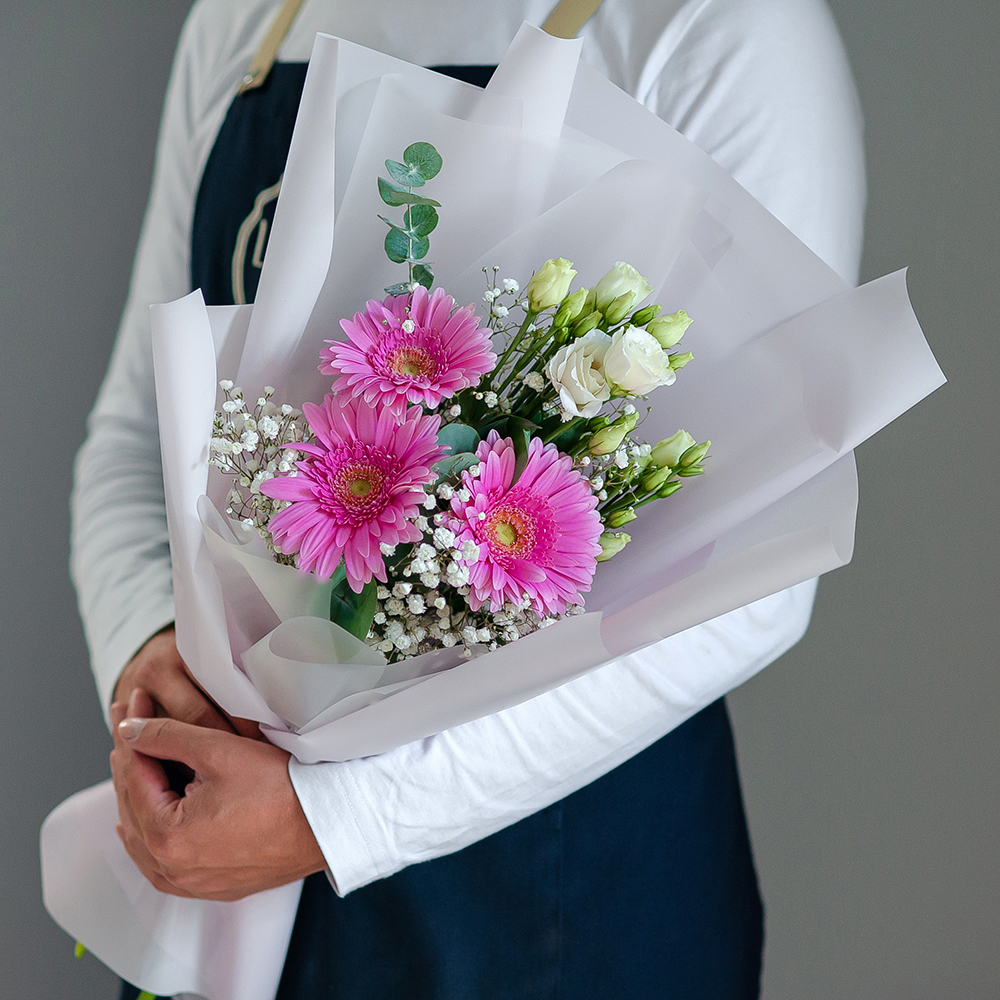 Сборный букет с розовыми герберами