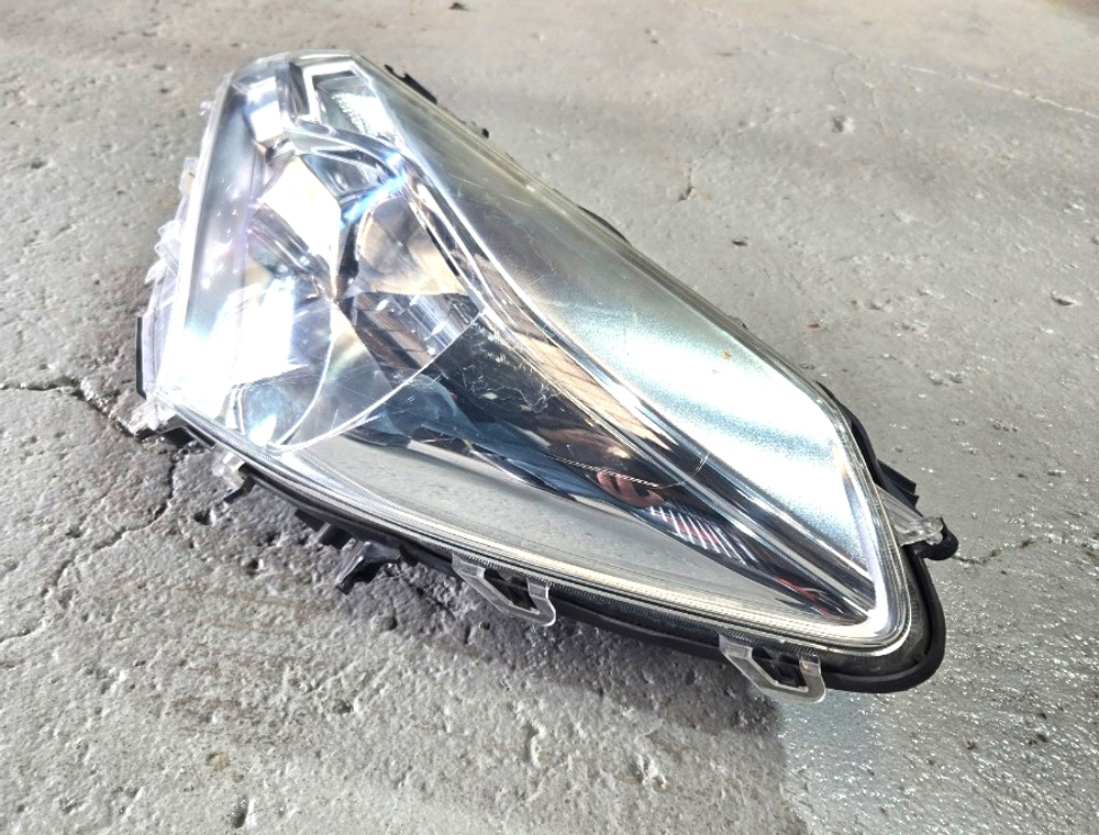 фара левая Toyota Vitz NSP130 135