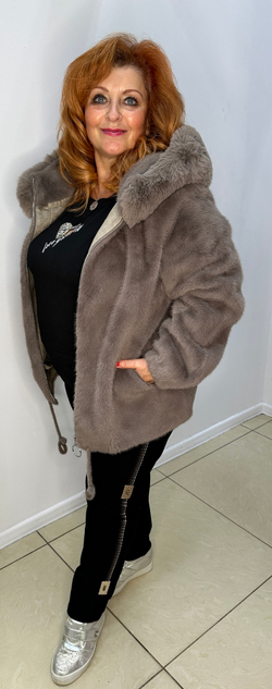 Короткая куртка-шубка из искусственного меха с капюшоном