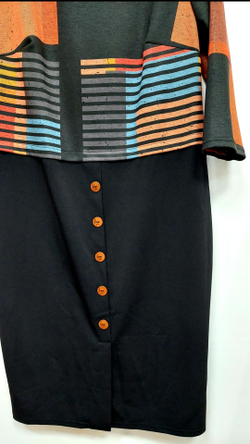 Платье женское на работу по фигуре праздничное повседневное на пуговицах вязаное плотное осеннее весеннее зимнее офисное футлярное тёмное рыжее полосатое чёрное в полоску принт большой размер 48 плотное трикотаж вискоза с карманами рукав 3/4 силуэтное