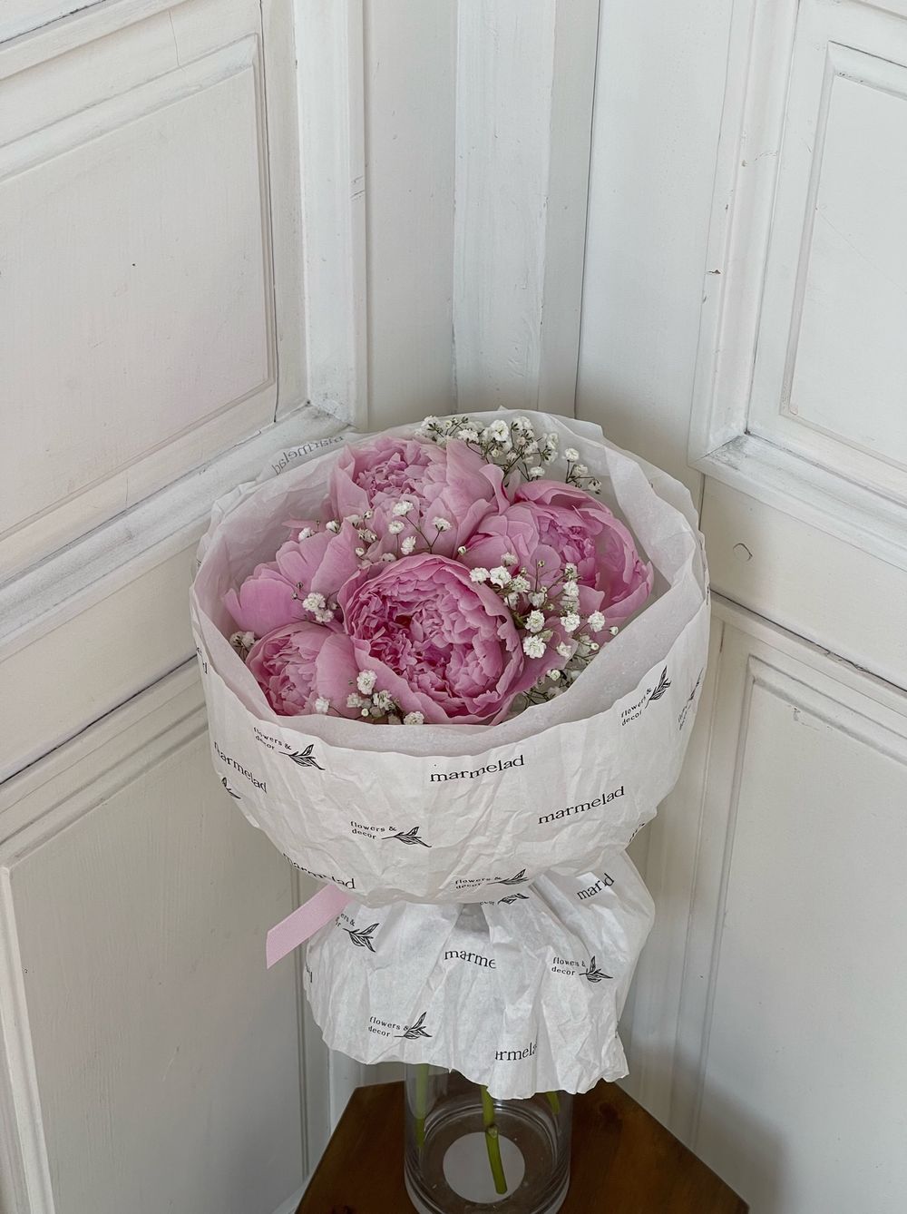 Букет 5шт пионов и гипсофилы