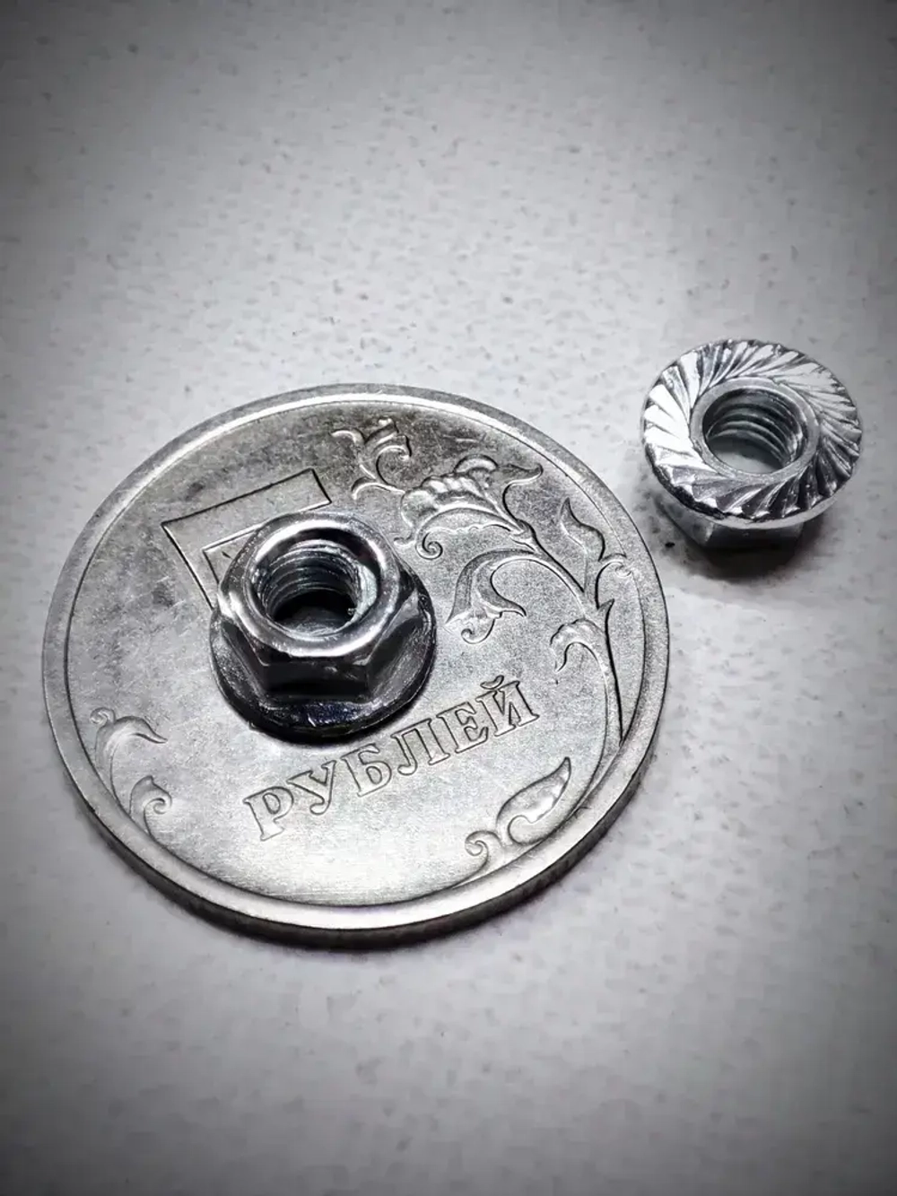 Гайка М4 с фланцем шестигранная, DIN6923 - 20 штук, стальная (оцинкованная) зубчатая, размер под ключ - 7мм