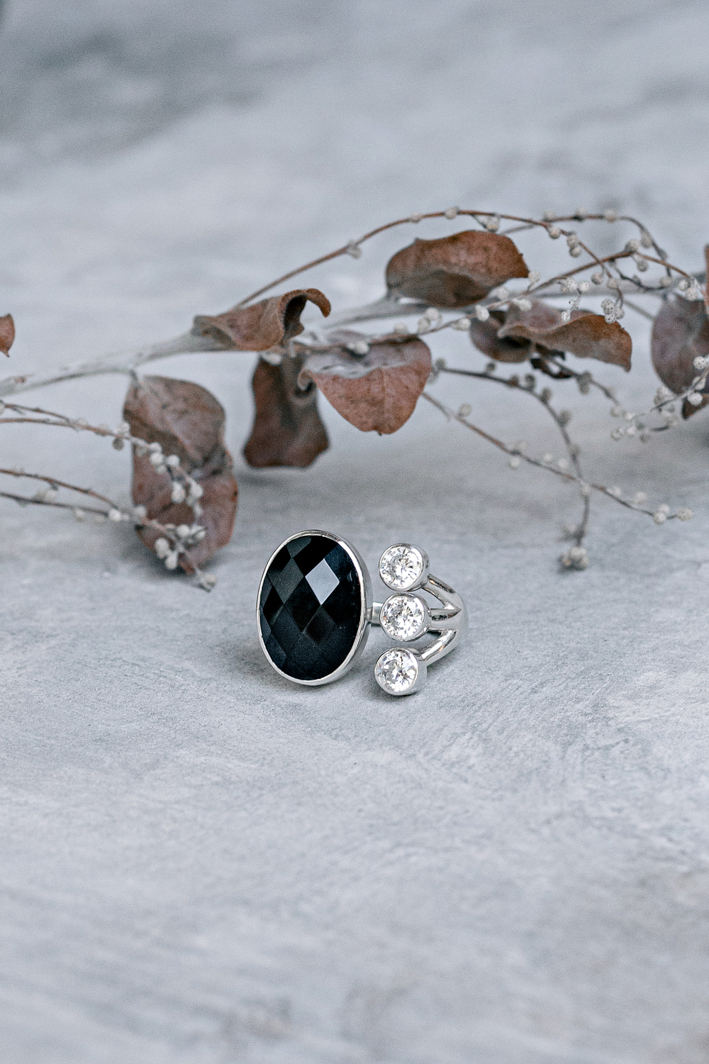 Кольцо «Триплет» с черной шпинелью