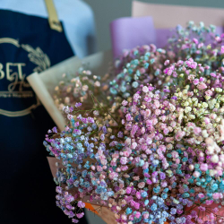 Букет из радужной гипсофилы