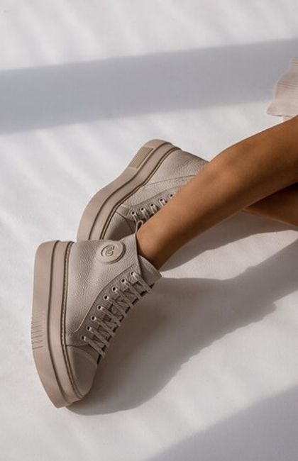 Высокие кеды из натуральной кожи на платформе в молочном оттенке