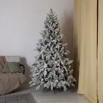 Заснеженная ель с гирляндой «Россо» холодный свет (Литая+пвх) 210 см / 2,1 м