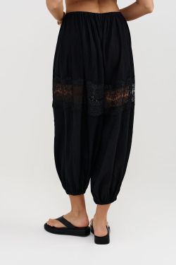 Брюки алладины из жатого хлопка черного цвета с кружевом