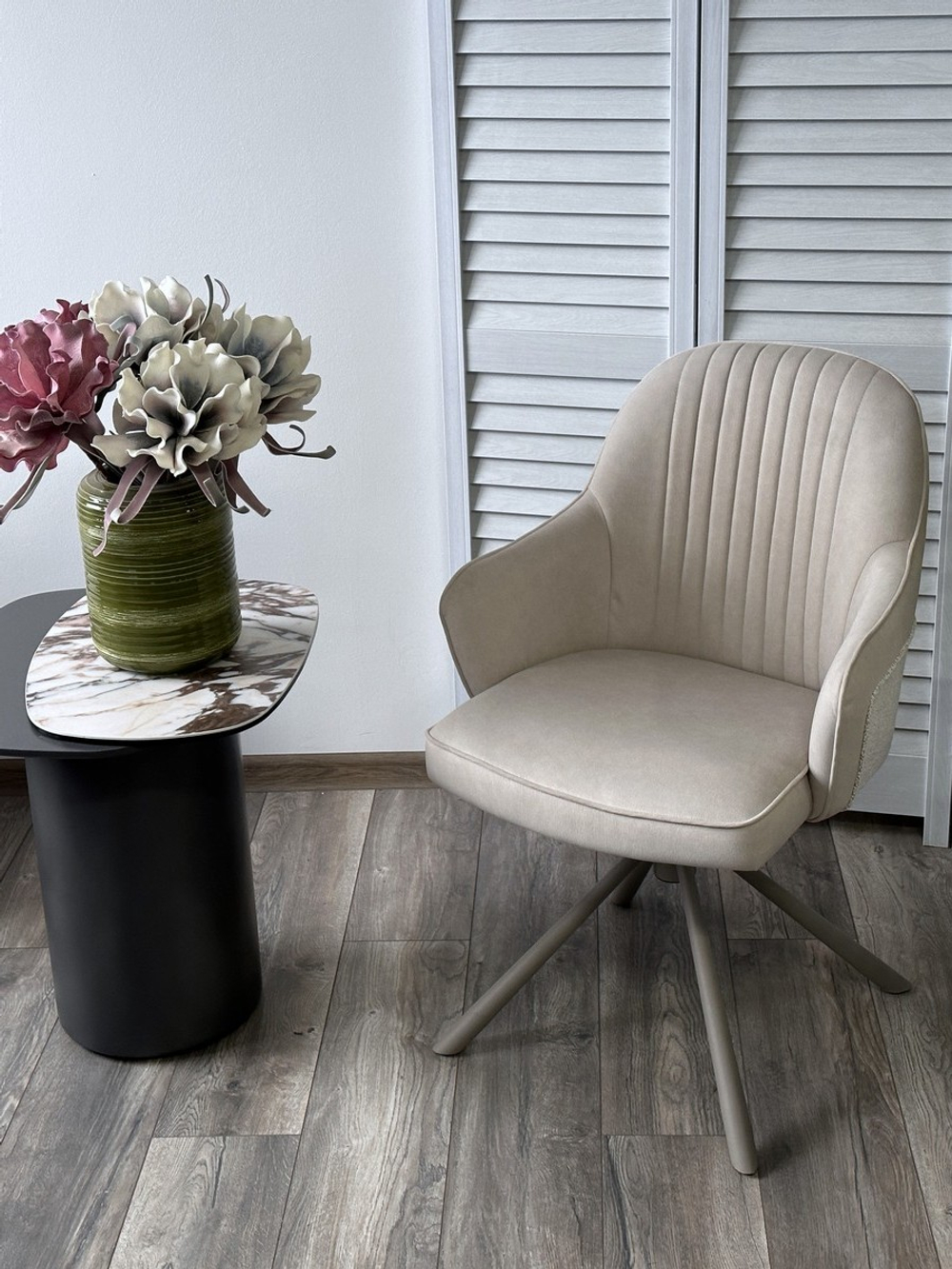 Стул М-City DISAUR Рикард (Rikard) поворотный на 360 градусов, Кремовый Riely-111, Present-120, Шенилл-Велюр, Латте каркас