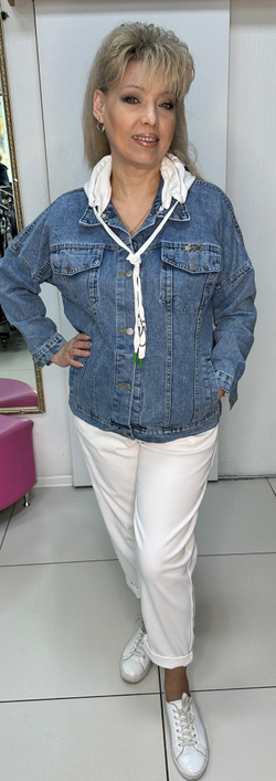 Джинсовый жакет-бомбер с трикотажным капюшоном