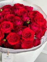 Букет из красных, кустовых пионовидных роз