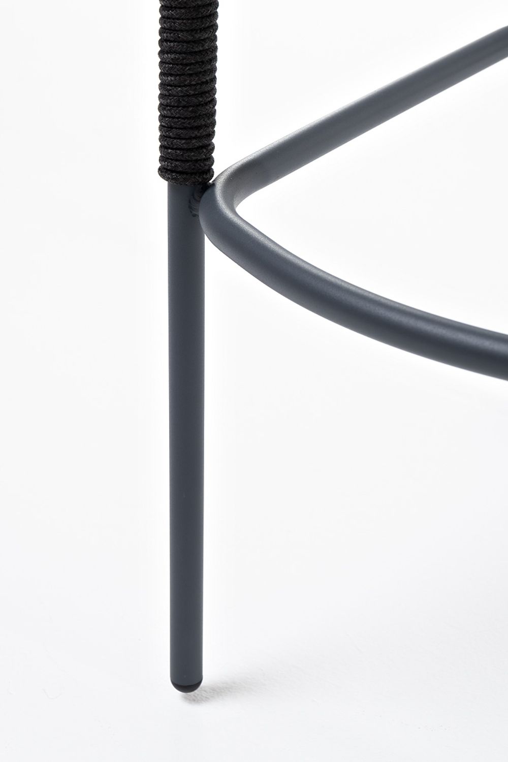 "Марсель" стул барный плетеный из роупа, каркас из стали темно-серый (RAL7024) муар, роуп темно-серый круглый, ткань темно-серая 027 NEW