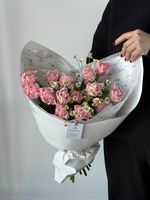 Букет из 15 розовых пионовидных тюльпанов и ромашки