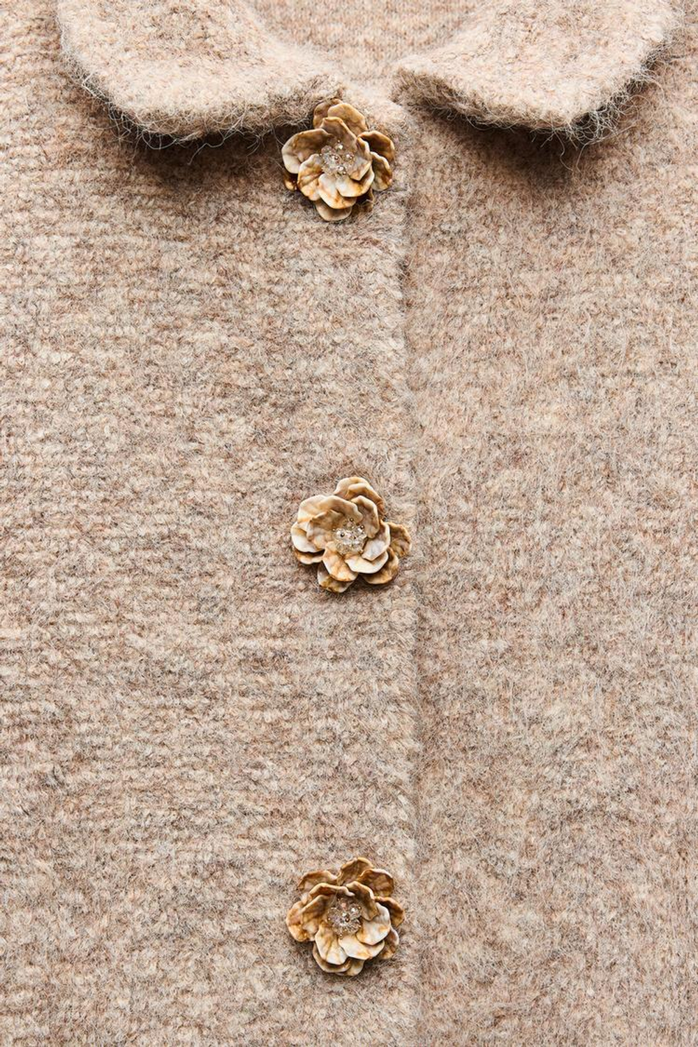 ZARA КАРДИГАН ИЗ ИСКУССТВЕННОГО МЕХА С ПУГОВИЦАМИ В ВИДЕ ЦВЕТОВ, СЕРО-КОРИЧНЕВЫЙ