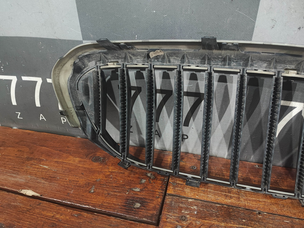 Решетка радиатора левая BMW 5-Series (G30) 17-20 Б/У Оригинал 51137383519