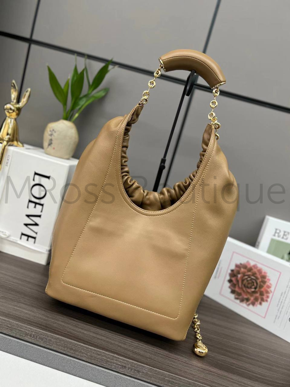 Женская сумка Loewe Squeeze Medium коричневого цвета