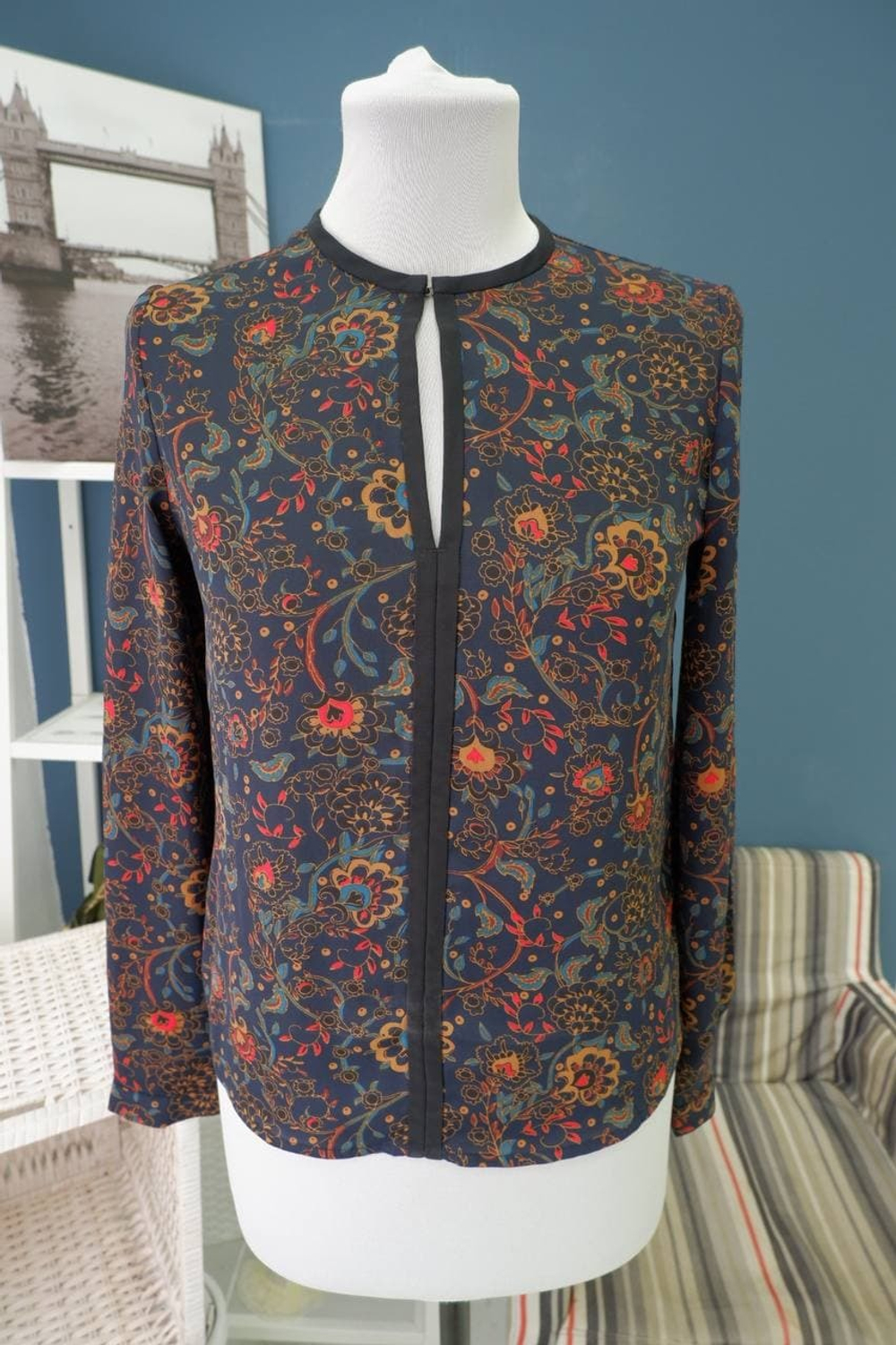 Блуза OODJI с вырезом 40 размер