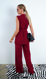 Костюм с жакетом без рукавов и акцентными карманами