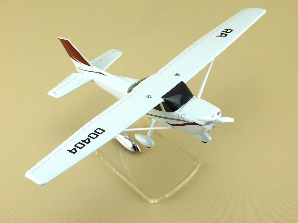 Модель самолета Cessna 172S (М1:32)