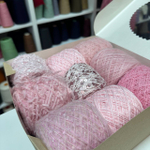 Набор итальянской фантазийной пряжи для джемпера "САКУРА"; Состав: , кидмохер, меринос, шелк, як, ангора, вискоза, люрекс, хлопок, пайетки. Общий вес: 635 гр MP