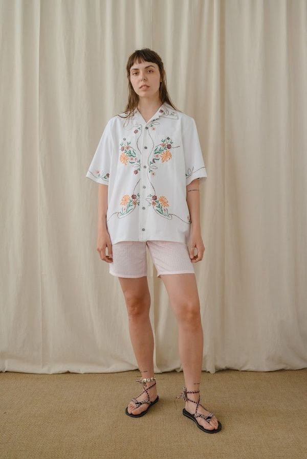 Рубашка Расшитая Бордовыми Цветами белая - фото 3