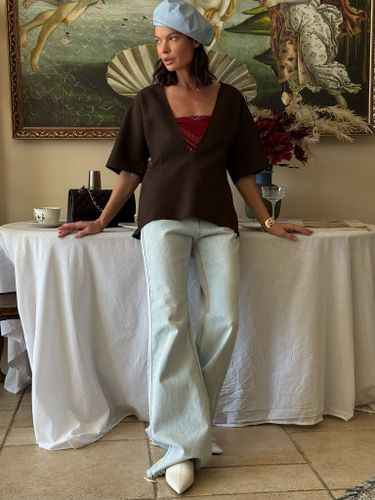 Шоколадный топ с V-вырезом