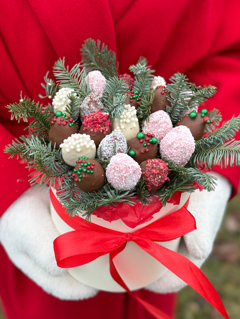 Новогодняя композиция с клубникой в шоколаде с нобилис