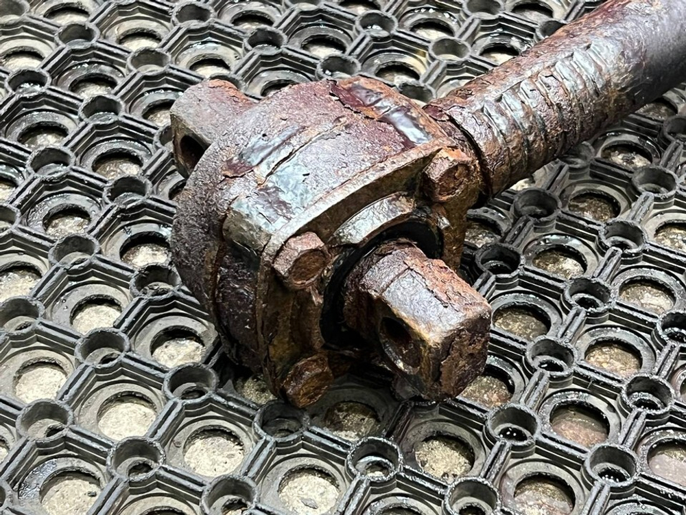 Кронштейн тяги реактивной в сборе