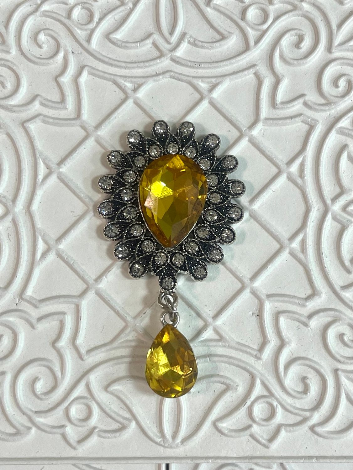 камень в оправе 3см с каплей5,5см цвет серебро-желтый