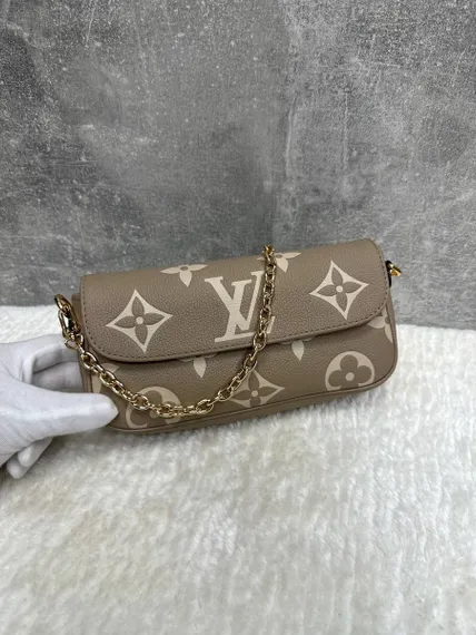 Кошелек женский Louis Vuitton Ivy на цепочке бежевый