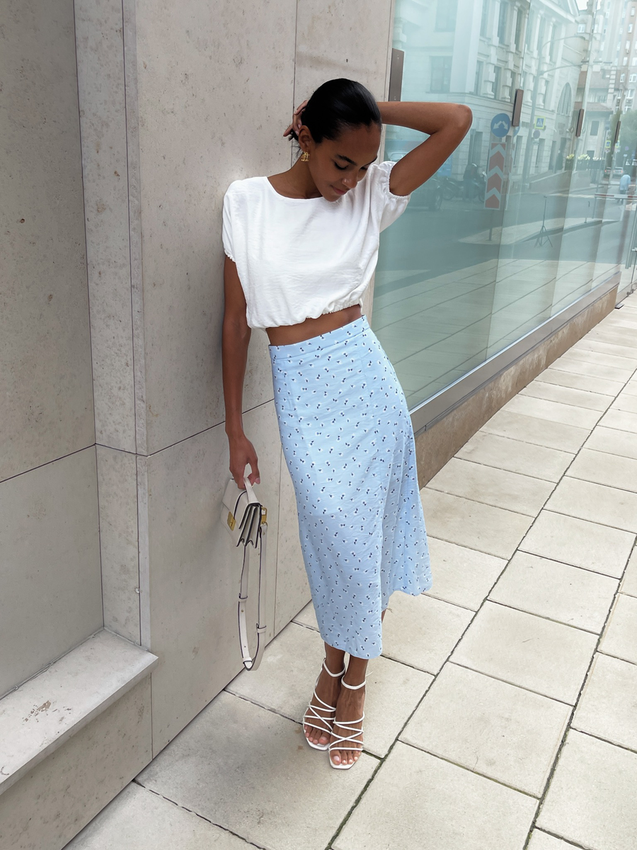 Юбка из вискозы голубая в цветок миди с разрезом