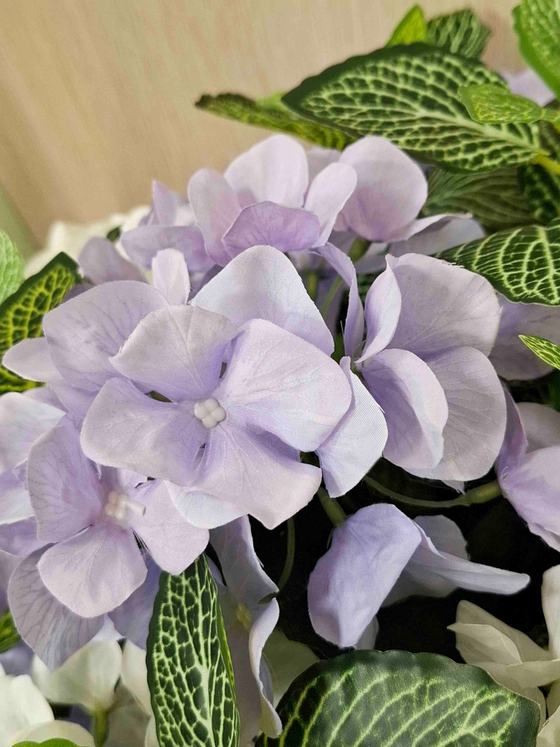 Гортензия бело-сиреневая в горшке искусственная