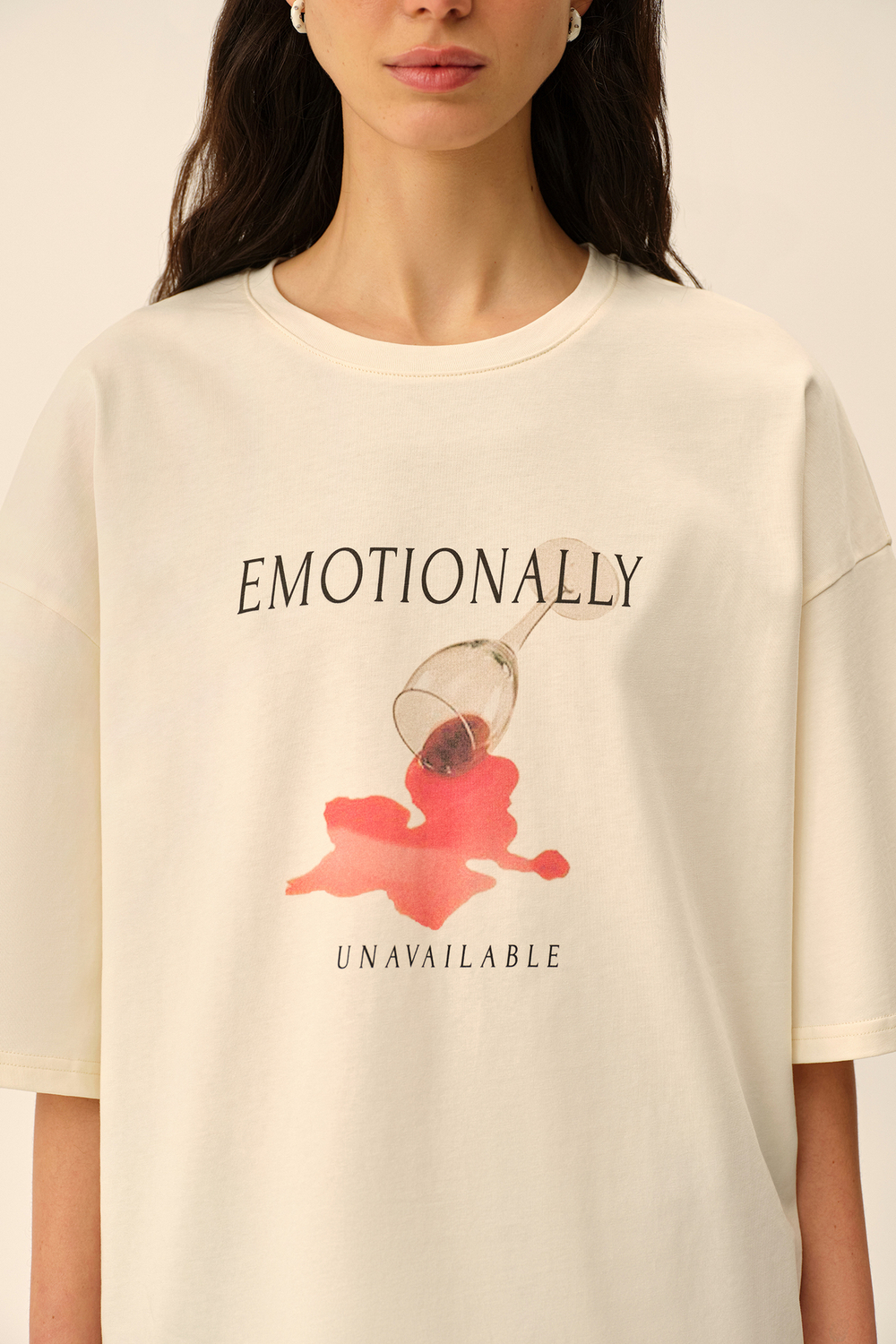 Футболка (EMOTIONALLY UNAVAILABLE), молочная