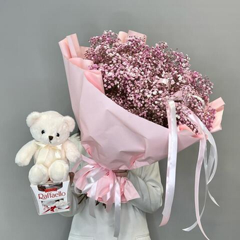 Обьемный букет из розовой гипсофилы с мишкой и конфетами