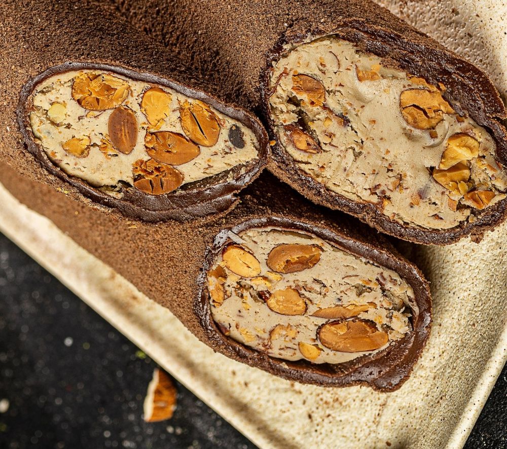 Сарма с миндалем и малиновой прослойкой в обсыпке несквик (3709) 300г