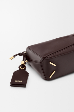 Loewe Сумка-мини Puzzle Featherlight из овечьей кожи наппа, темно-каштановый