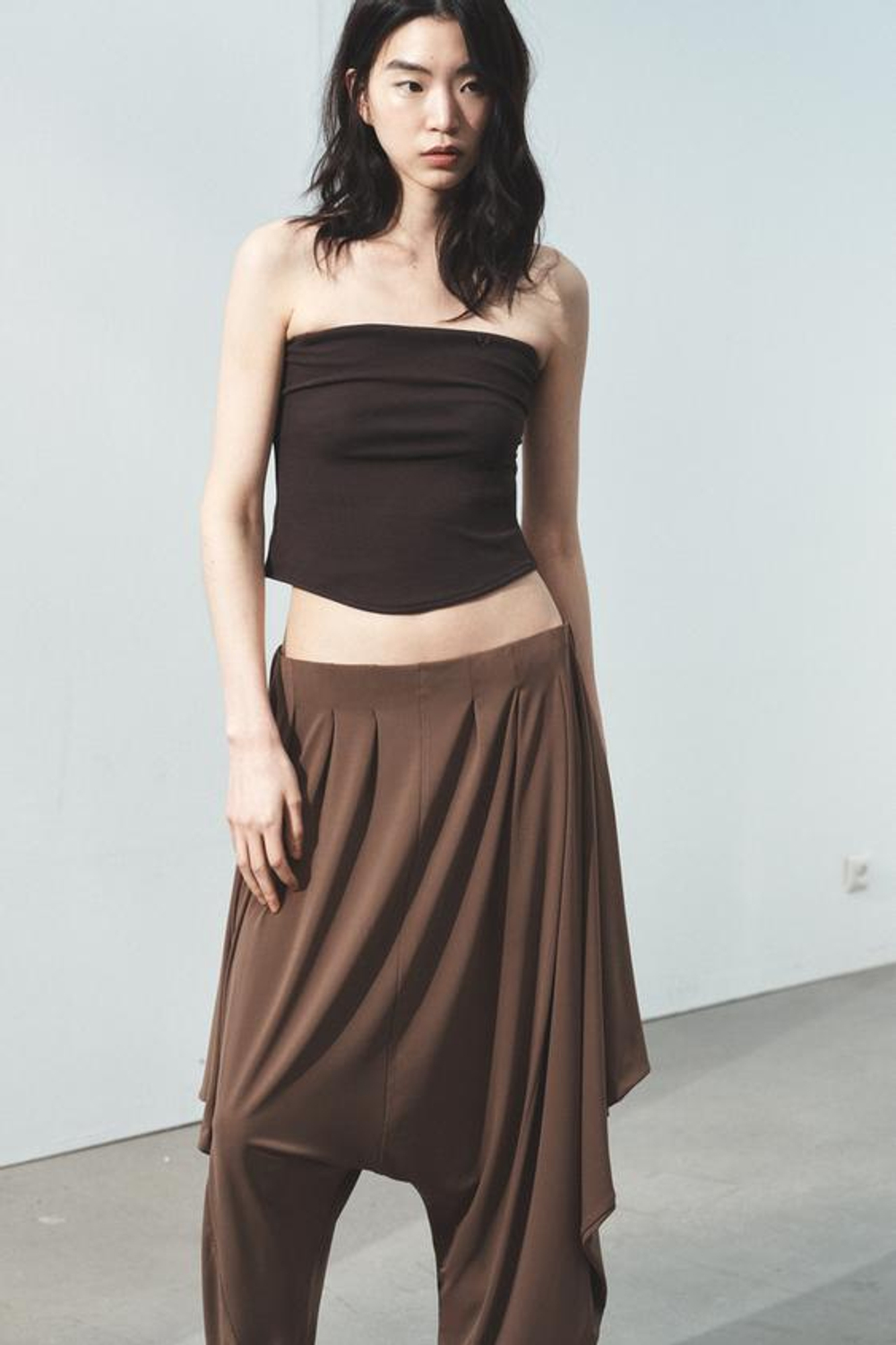 ZARA АCИММЕТРИЧНЫЕ БРЮКИ BAGGY ИЗ СТРУЯЩЕЙСЯ ТКАНИ, СВЕТЛО-КОРИЧНЕВЫЙ