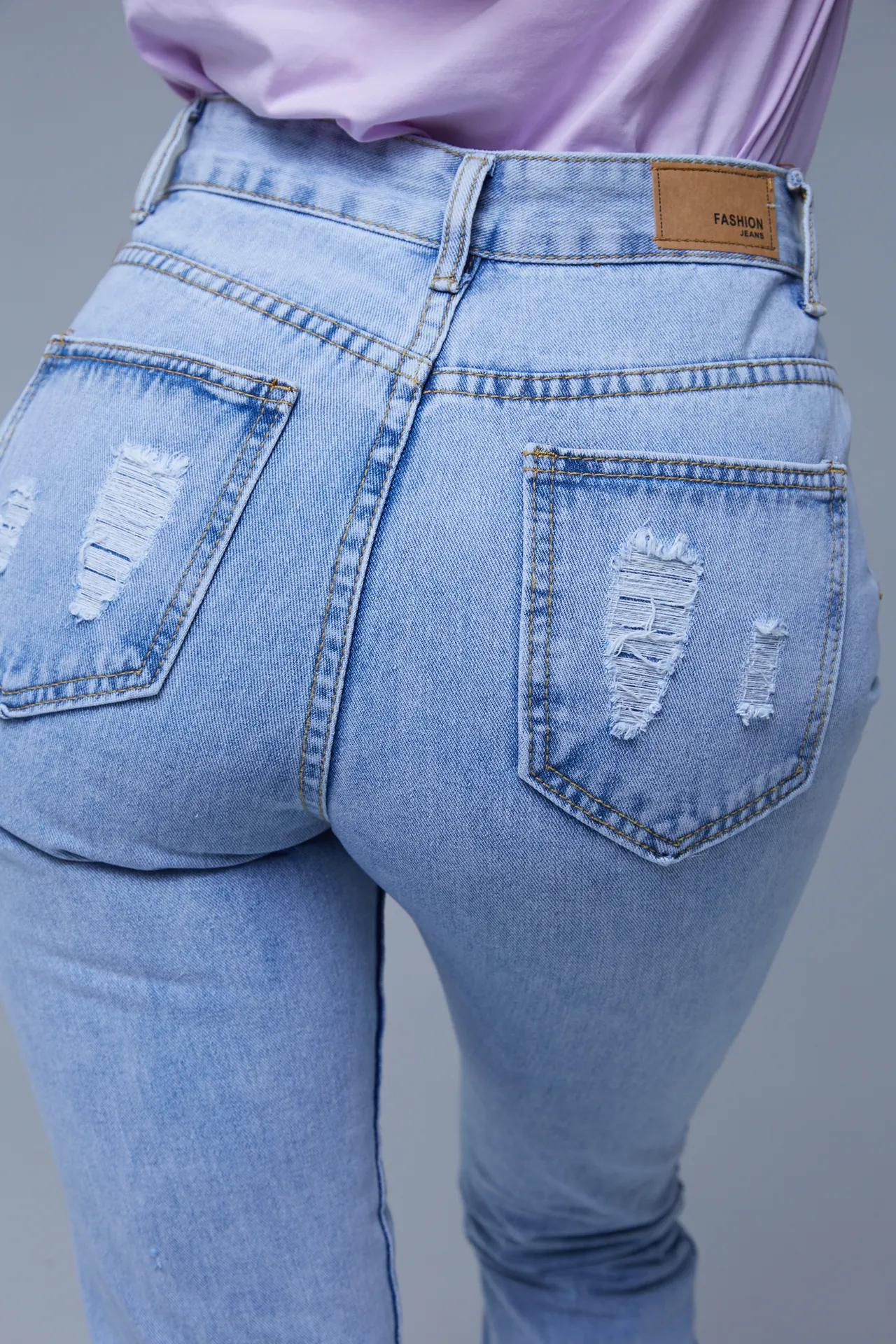 Женские голубые джинсы с потертостями купить