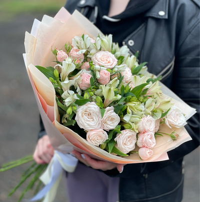 Пионовидные розы с альстромерией