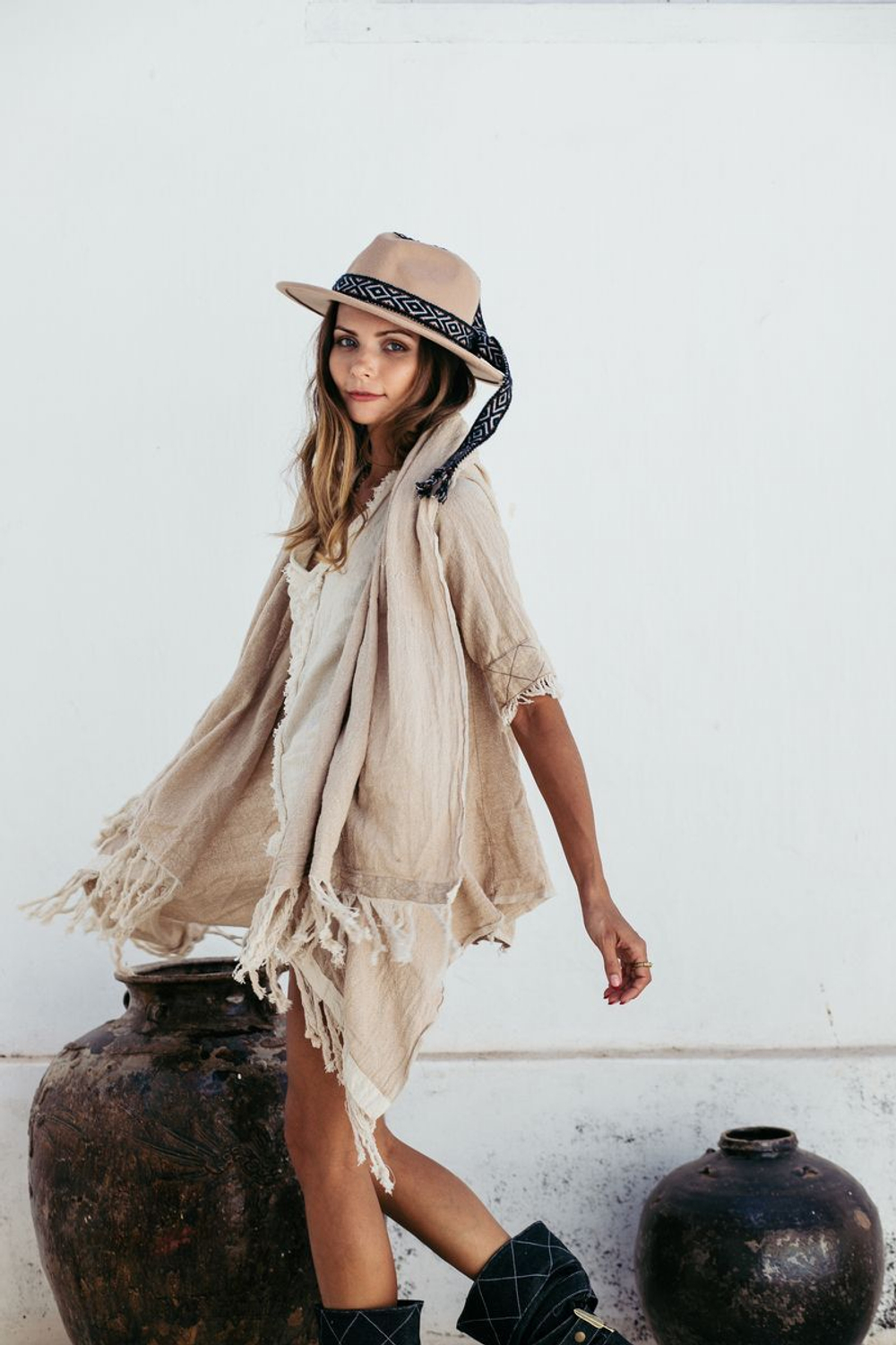 Накидка с бахромой Chintamani короткая (бежевая)