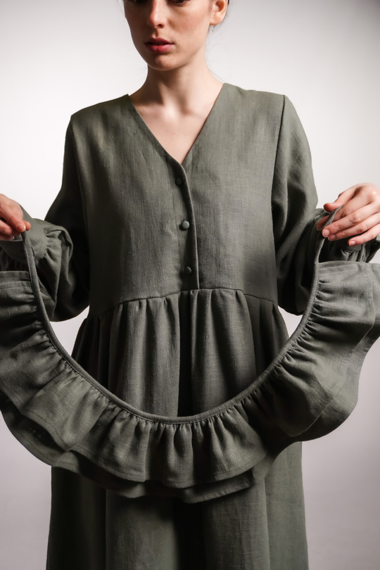 Платье с V-вырезом, поясом-баской и длинным рукавом из крапивы цвета хвои