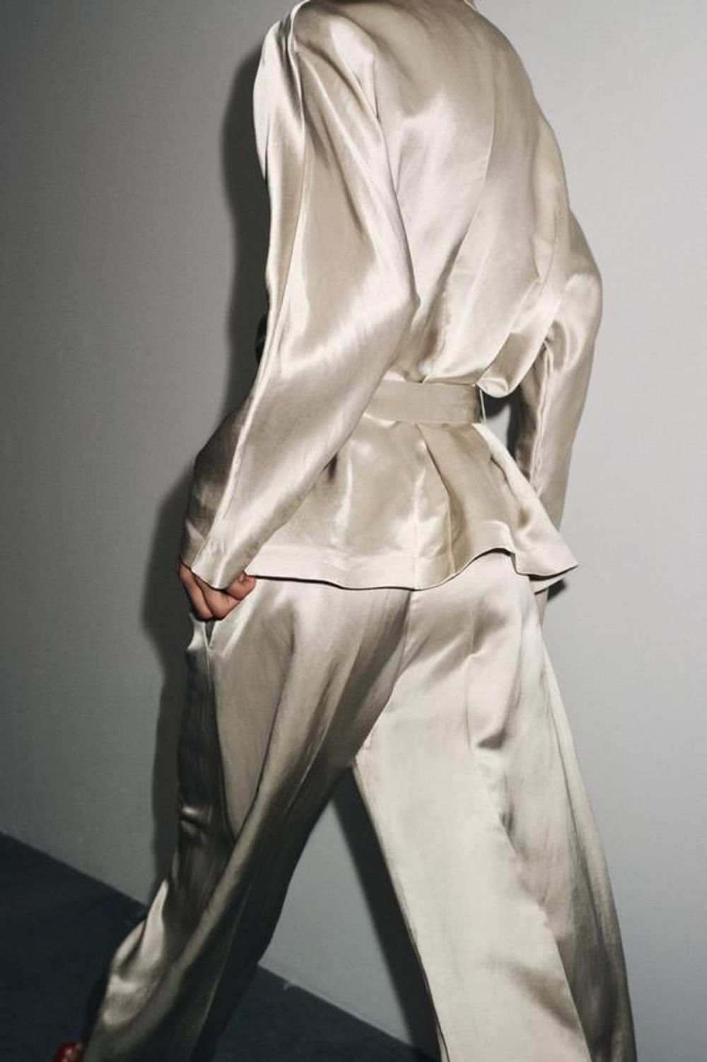 ZARA БРЮКИ С ЗАЩИПАМИ ИЗ САТИНА — ZW COLLECTION, КАМЕННО-СЕРЫЙ