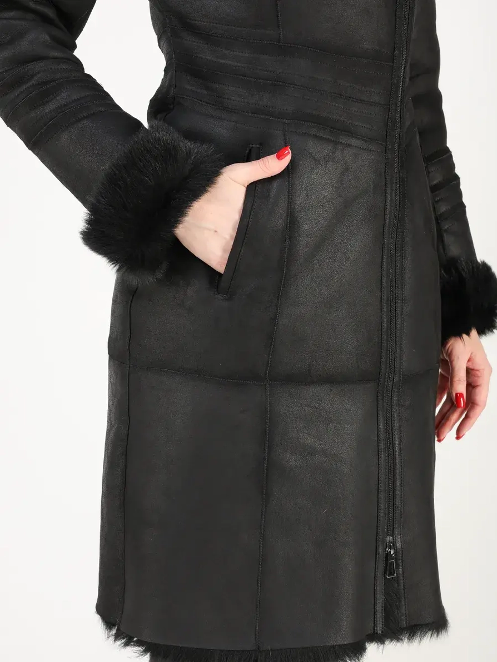 Дубленка зимняя натуральная с капюшоном