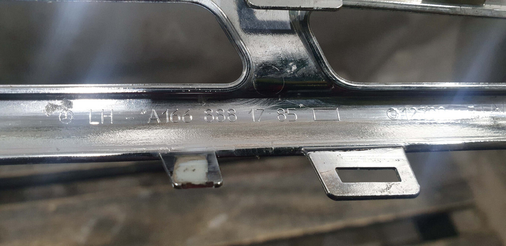 Молдинг решетки радиатора Mercedes GL GLS (X166) 15-19 Б/У Оригинал A1668881785