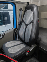 Чехлы Люкс VOLVO FH-13 после 2018 года: водитель от сиденья, пассажир от стойки кабины (один вырез под ремень) (экокожа, черный, серая вставка)